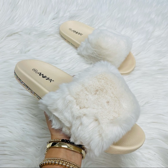 Nude fur rhinestoned slide - Picture 3 of 5